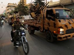 Tras el repliegue de los radicales, las FSD irrumpieron en las poblaciones, y llevan a cabo labores de limpieza de explosivos. AFP/D. Souleiman