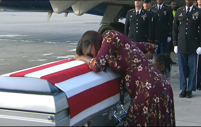 Los restos mortales de Johnson son recibidos por su viuda, otros familiares y militares en Miami. AP / WPLG