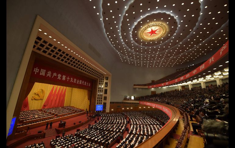 Delegados asisten a la inauguración del XIX Congreso del Partido Comunista, en el Gran Salón del Pueblo en Pekín. El partido realiza su asamblea quinquenal durante una semana. AFP/N. Asfouri