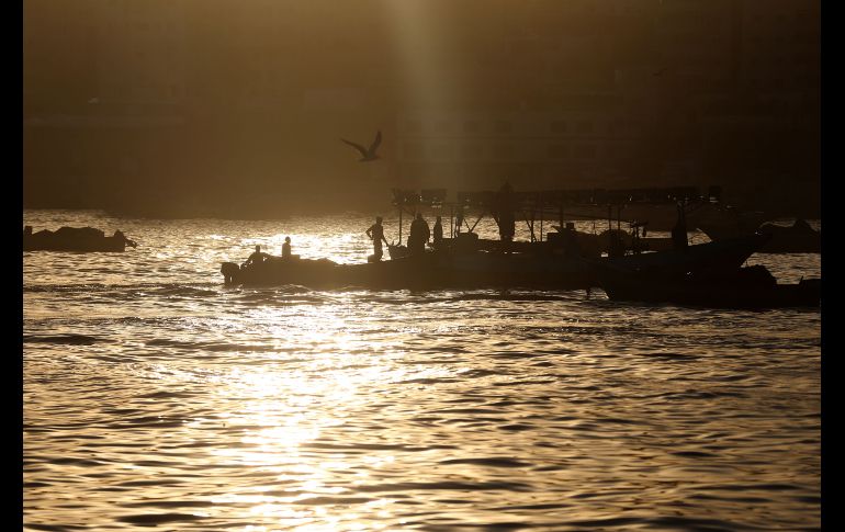 Pescadores palestinos se dirigen al mar en la Ciudad de Gaza, en el primer día en que Israel les permitirá navegar a una distancia de hasta nueve millas náuticas. AFP/M. Abed