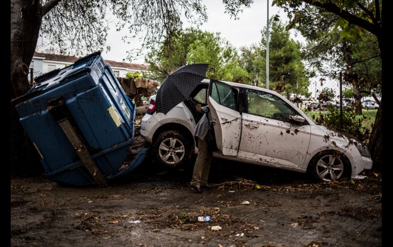 Un auto luce dañado tras inundaciones en Jerez de la Frontera, España. AP/J. Fergo