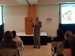 En la plática, Miguel Quiñones destaca que es importante tener el hábito de tomarse la presión arterial. EL INFORMADOR / E. Mondragón