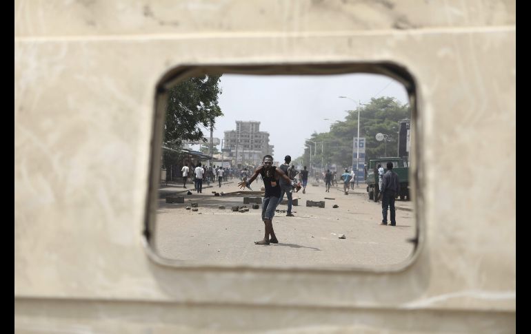 Un manifestante reacciona durante bloqueos de simpatizantes de la oposición en Lome, Togo, realizados en contra del gobierno. AFP/Y. Folly