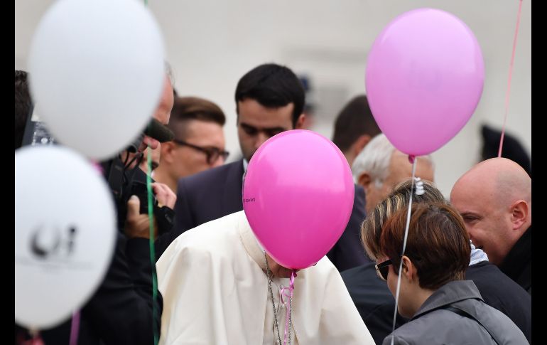 Un globo tapa el rostro del Papa Francisco durante la audiencia general en la plaza de San Pedro, en el Vaticano. AFP/A. Pizzoli