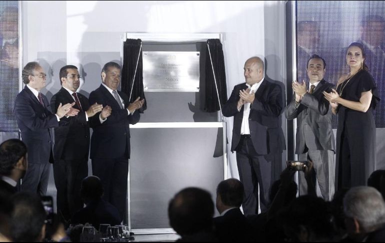 Directivos de la CICEJ acompañados de autoridades estatales y municipales develaron la placa conmemorativa del 75 aniversario de la agrupación. EL INFORMADOR / A. Camacho