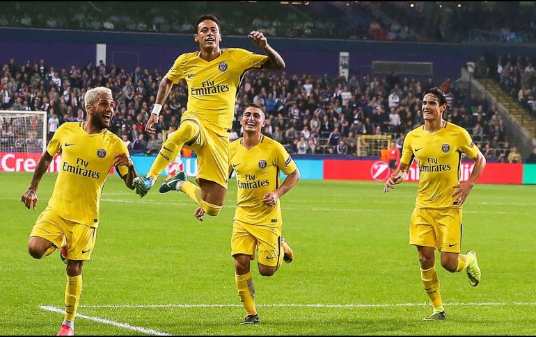 Neymar (en el aire) celebra tras anotar el tercer gol del cuadro parisino. EFE/S. Lecocq