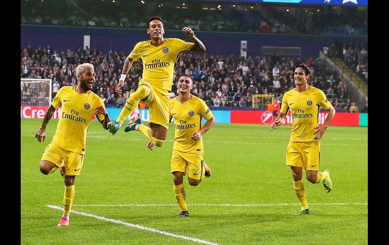 El jugador del París Saint-Germain Neymar (2-i) celebra con sus compañeros después de anotar el tercer gol de su equipo, durante un partido en Bruselas ante el Anderlecht por el grupo B de la Liga de Campeones. EFE/S. Lecocq