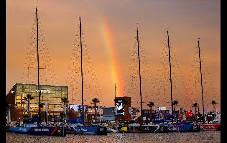 El arcoíris sale entre los mástiles de los veleros de la Volvo Ocean Race amarrados en el puerto de Alicante, antes de su salida a la Vuelta al Mundo a Vela. EFE/ M. Lorenzo