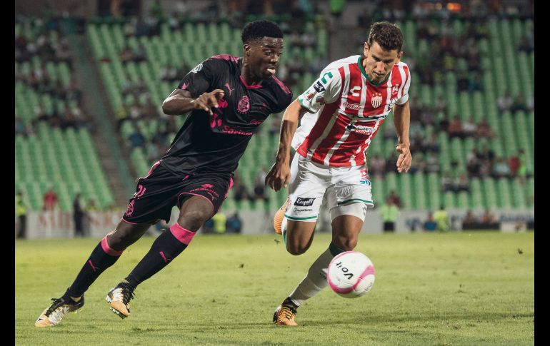 Jorge Djaniny Tavares (izquierda) ingresó de cambio y al 72’ marcó el tercer gol de Santos Laguna contra el Necaxa. MEXSPORT