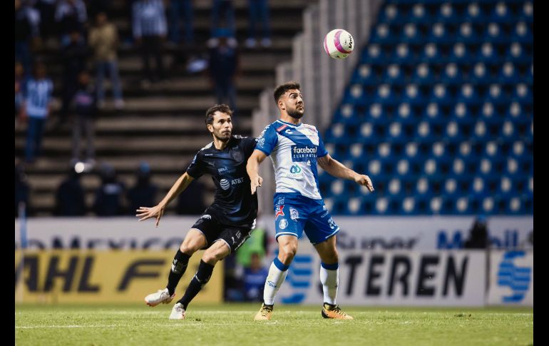 Oportuno. El uruguayo Lucas Cavallini (der.) marcó los goles con los que Puebla derrotó al Monterrey. EFE/F. Guasco