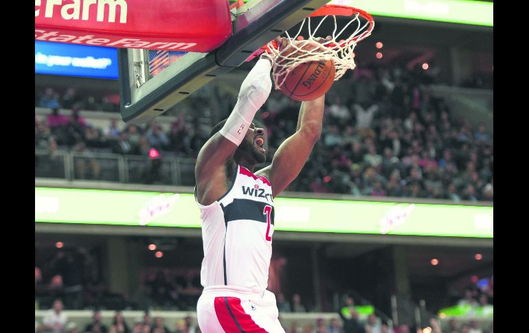 John Wall encesta en el duelo de anoche contra los 76ers de Filadelfia. Washington se impuso de local. AP