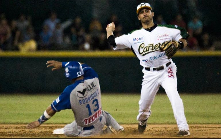 'Manny' Rodríguez se barre en la segunda base, defendida por Isaac Rodríguez. FACEBOOK/CharrosBeisbolOficial