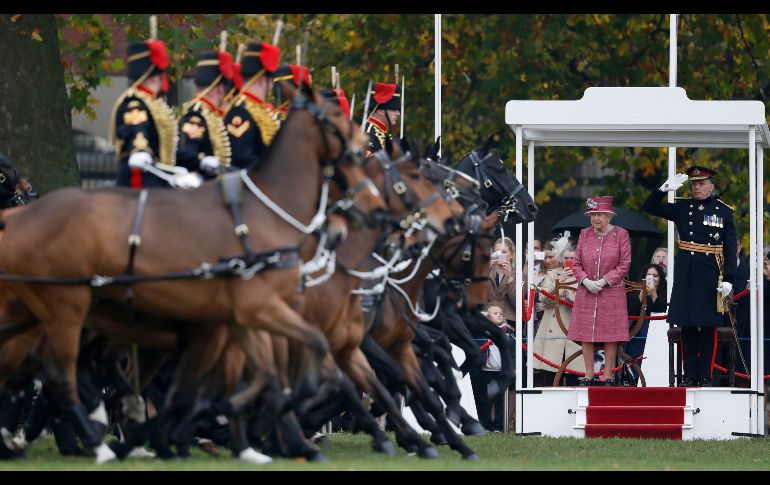 La reina Isabel II revisa la Real Artillería montada en el parque Hyde, durante el 70 aniversario de la institución. AP/F. Augstein