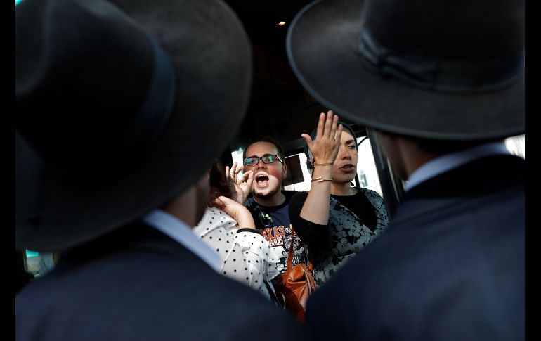 Israelíes en un camión discuten con judíos ultraortodoxos durante una protesta en contra del servicio militar israelí en Jerusalén. AFP/T. Coex