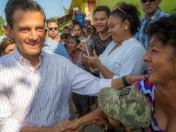 Osorio Chong recorrió junto a Enrique Peña Nieto las zonas afectadas de Santo Domingo Ingenio, Oaxaca. Twitter / @ESanchezHdz