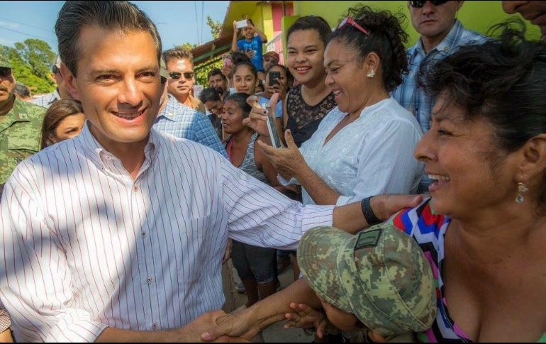 Osorio Chong recorrió junto a Enrique Peña Nieto las zonas afectadas de Santo Domingo Ingenio, Oaxaca. Twitter / @ESanchezHdz