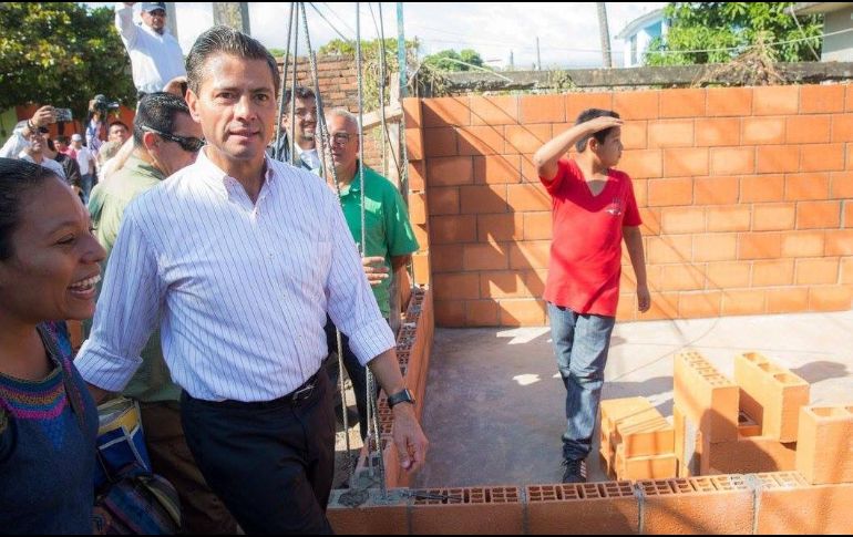 El Jefe del Ejecutivo estuvo en Santo Domingo Ingenio, Oaxaca supervisando el proceso de reconstrucción de viviendas. TWITTER /  @ESanchezHdz