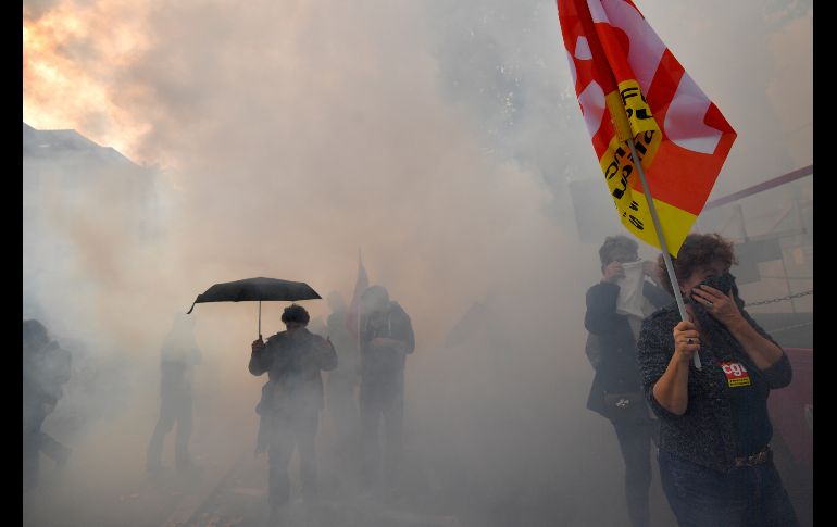 Manifestantes se cubren durante una protesta sindical en Nantes, Francia, durante una jornada de actos en contra de la reforma laboral. AFP/L. Venance