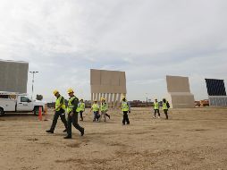 Todos los prototipos deben medir entre 5.5 y nueve metros de alto e incluir mecanismos para impedir que los inmigrantes los escalen. AP / G. Bull