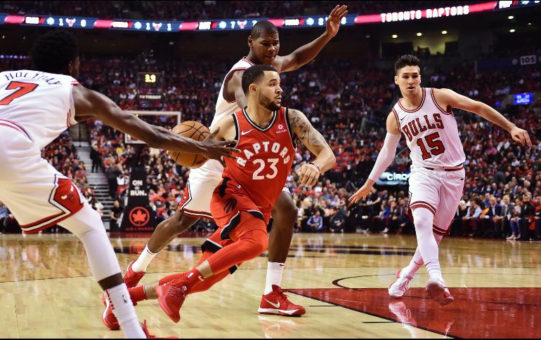 Fred Vanvieet avanza entre los defensores de Chicago, ayer en el tercer día de actividades de la nueva temporada de la NBA. AP/F. Gunn