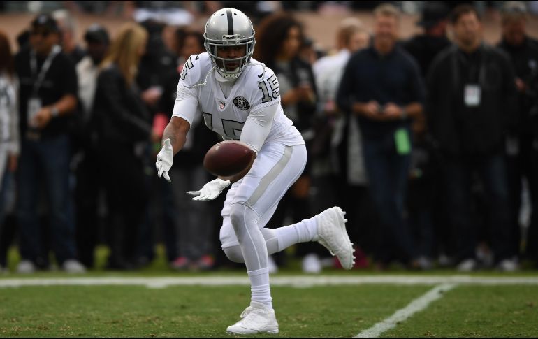 Michael Crabtree recibe atrapa el balón para hacer la anotación de la victoria. AFP/T. Henderson