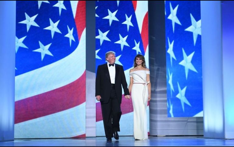 Se trata de un vestido largo de seda color vainilla, sin hombros, con una abertura en la parte frontal baja, y acentuado por una banda de crepe que va desde la cintura hasta el escote, y una cinta de color rojo alrededor de la cintura. AFP / ARCHIVO