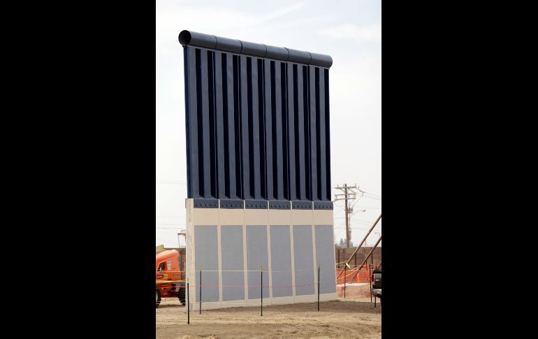 Este muro de metal sólido cuenta con seis cuadros pintados de azul claro y bordes blancos en su tercio inferior, y vigas y placas de metal, de color azul oscuro, en la parte superior. AP/G. Bull