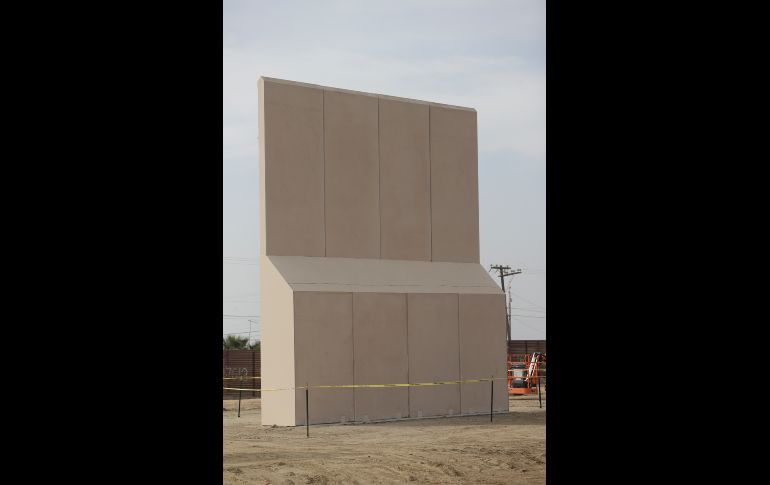Esta pared de concreto es gruesa en la base y se hace mucho más angosta en la parte superior. AP/G. Bull