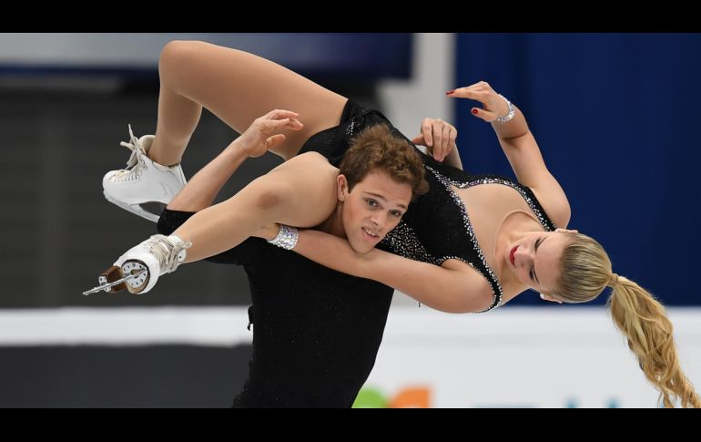 Los estadounidenses Rachel Parsons y Michael Parsons presentan su programa corto en la Copa Rostelecom del Gran Premio de patinaje artístico en Moscú. AFP/Y. Kadobnov