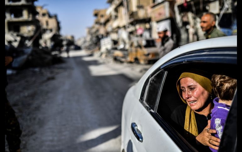 Una mujer reacciona al ver los restos de su casa en Raqa, luego de la ofensiva para expulsar al Estado Islámico de la ciudad siria. AFP/B. Kilic
