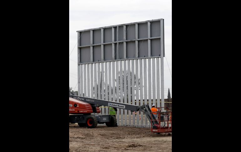 Estas columnas de metal gris cuentan con una gran placa de metal en la parte superior. AP/G. Bull