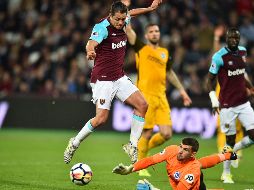 El delantero tapatío (I) jugó de inicio y disputó los 90 minutos del partido. AFP/ G. Kirk