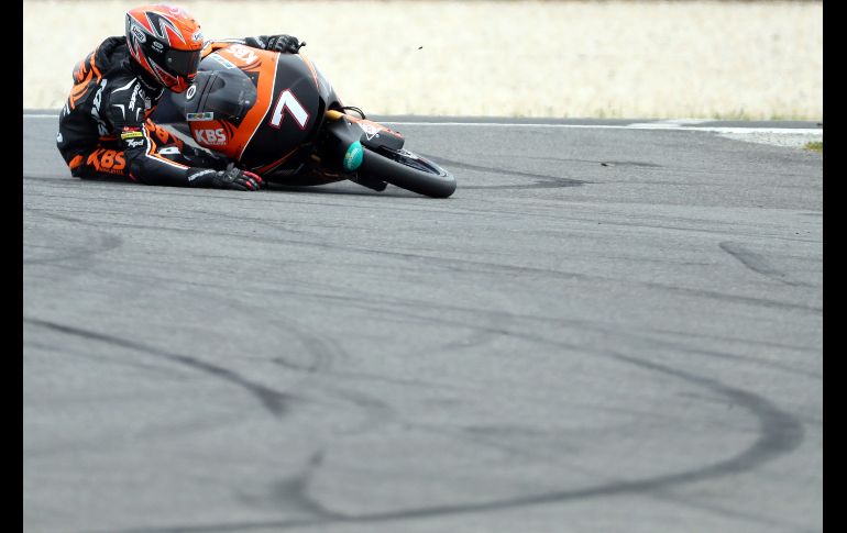 El piloto  Adam Norrodin, de SIC Racing, se cae durante la segunda sesión de prácticas de Moto3, en el marco del Gran Premio de Australia de Moto GP. AFP/G. Nicholls