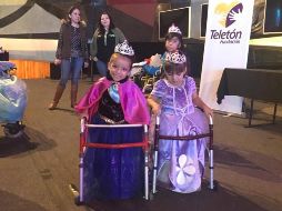 Para dar inició a la campaña, las pequeñas suben al escenario con sus coloridos vestidos y brillantes coronas. TWITTER /  @TeletonMexico