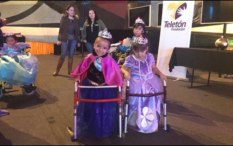 Para dar inició a la campaña, las pequeñas suben al escenario con sus coloridos vestidos y brillantes coronas. TWITTER /  @TeletonMexico