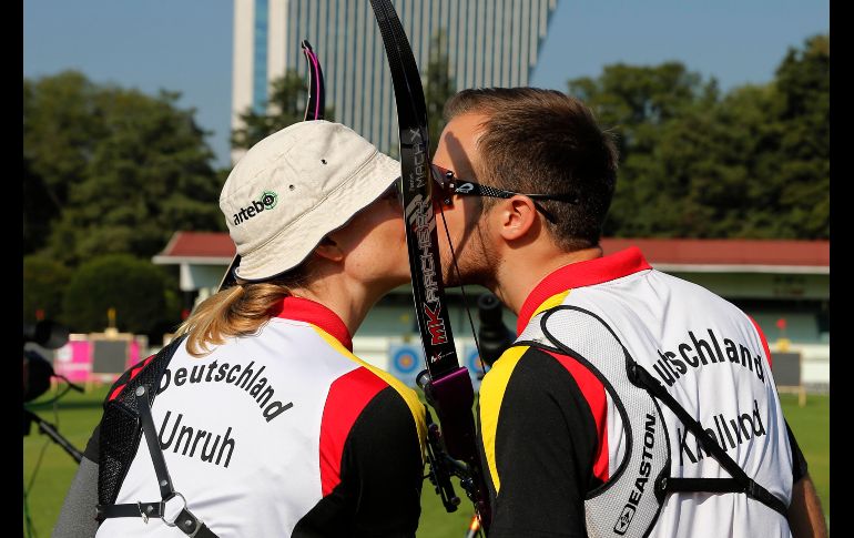 El dúo de Alemania integrado por Lisa Unruh y Florian Kahllund compite en la prueba con arco recurvo mixto, en el marco de los campeonatos mundiales de tiro con arco en Ciudad de México. EFE/J. Méndez