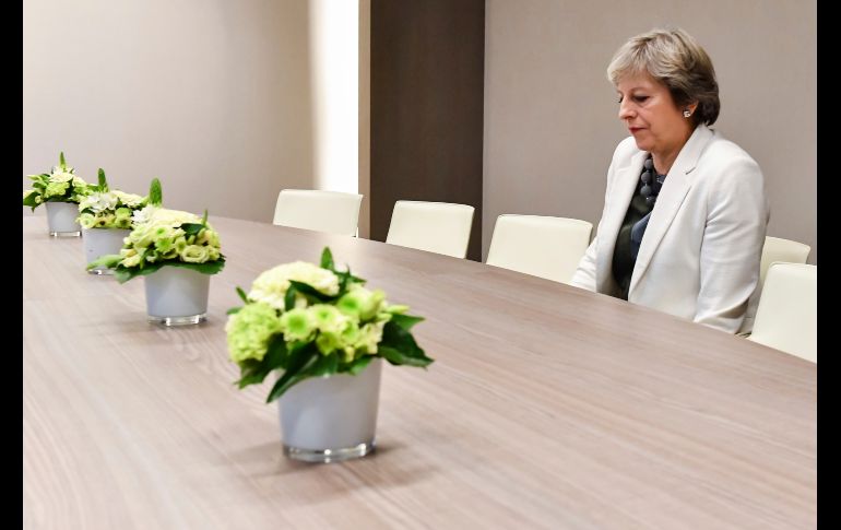 La primera ministra británica Theresa May espera la llegada del presidente del Consejo Europeo, Donald Tusk, para una reunión bilateral en el marco de la cumbre de la Unión Europea en Bruselas. AP/G. Vanden Wijngaert