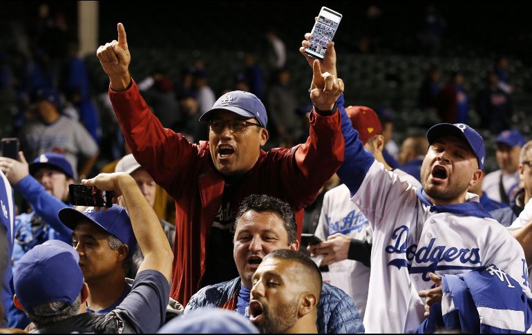 Fanáticos angelinos han terminado con la espera de casi tres décadas para ver a los Dodgers disputar el cetro de las Grandes Ligas. EFE/T. Maury