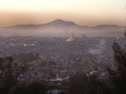 Una de las consecuencias de la quema de combustibles fósiles para la producción de electricidad es la emisión a la atmósfera de gases de efecto invernadero, con los graves efectos que tienen para el ambiente. EL INFORMADOR / ARCHIVO