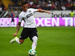 El ex jugador de las Chivas ingresó al cambió de juego al minuto 37' debido a la lesión de Tomothy Chandler que sufrió un golpe en la rodilla. TWITTER / @eintracht_esp