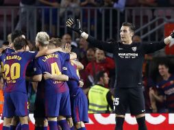 Los jugadores blaugrana celebran el tanto, anotado al minuto 2 del partido. EFE/A. Estévez