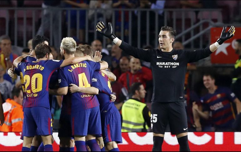Los jugadores blaugrana celebran el tanto, anotado al minuto 2 del partido. EFE/A. Estévez