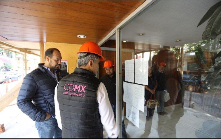 El jefe de gobierno capitalino  revisó las labores en la colonia Del Valle, acompañado del secretario de Obras y Servicios. TWITTER / @ManceraMiguelMX