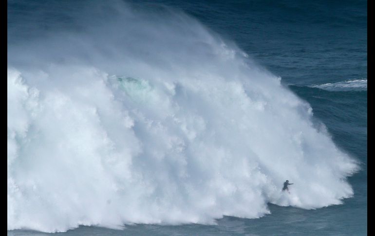 La surfista brasileña Maya Gabeira monta una enorme ola durante una práctica en Praia do Norte en Nazare, Portugal. AP / A. Franca