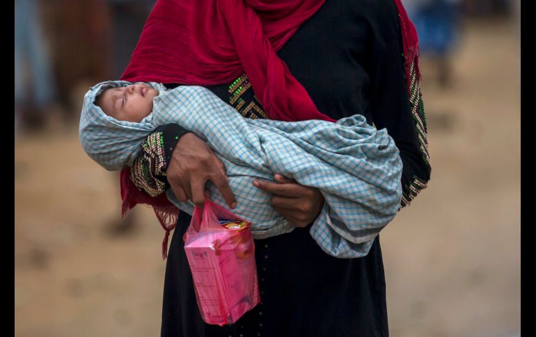 Una madre carga a su pequeño bebé con algunos medicamentos luego de haber huído de la violencia en Myanmar rumbo a Bangladesh junto con otros 600 mil miembros del grupo étnico musulmán rohinyá. AP / D. Yasin
