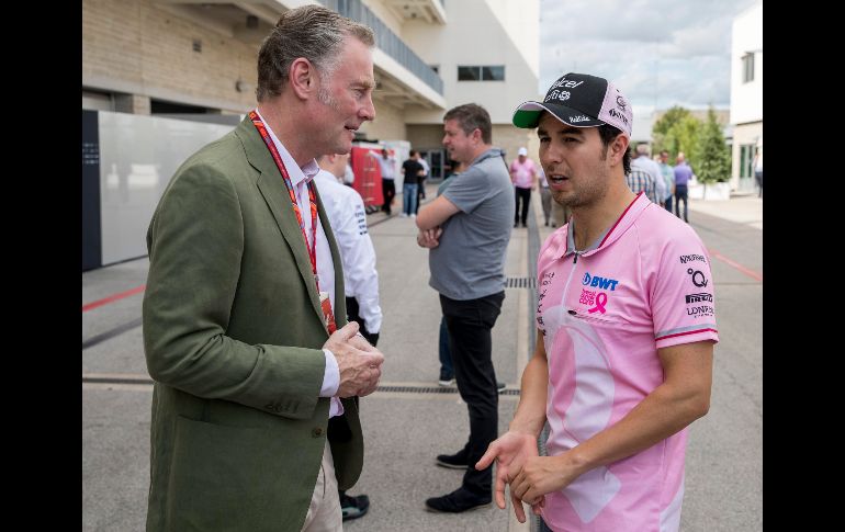 El gerente de operaciones comerciales de la Fórmula 1, Sean Bratches (izquierda) platica con el piloto mexicano Sergio Perez (derecha) en los preparativos del Gran Premio de Estados Unidos a disputarse el domingo en Austin, Texas. EFE / S. Suki