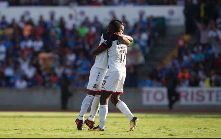 Jugadores de Lobos celebran uno de sus tres goles en el encuentro ante Cruz Azul. MEXSPORT/Isabel
