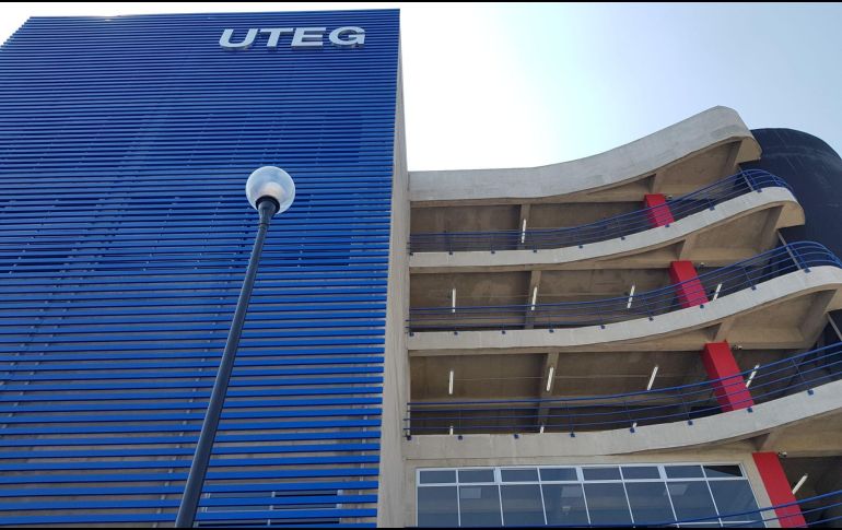 La inauguración se llevó a cabo en compañía de docentes, el rector general, José Roque Albín e invitados especiales, como Enrique Alfaro. ESPECIAL