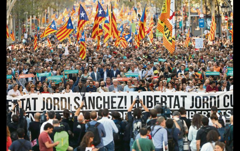 Molestia. Los catalanes llenaron las calles tras conocer las acciones del Gobierno español. EFE/T. Albir
