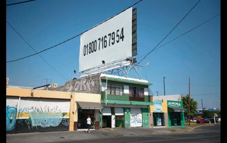 De peso. Sobre un pequeño edificio, ubicado en Avenida Belisario Domínguez casi esquina con Circunvalación, se encuentra montado un espectacular. EL INFORMADOR/F. Atilano